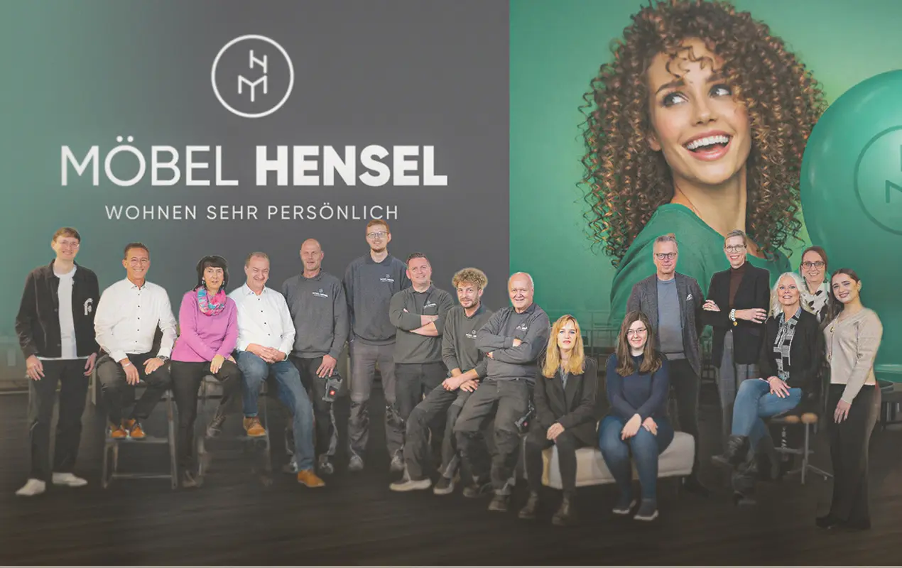Teamfoto Möbel Hensel vor Markenwand
